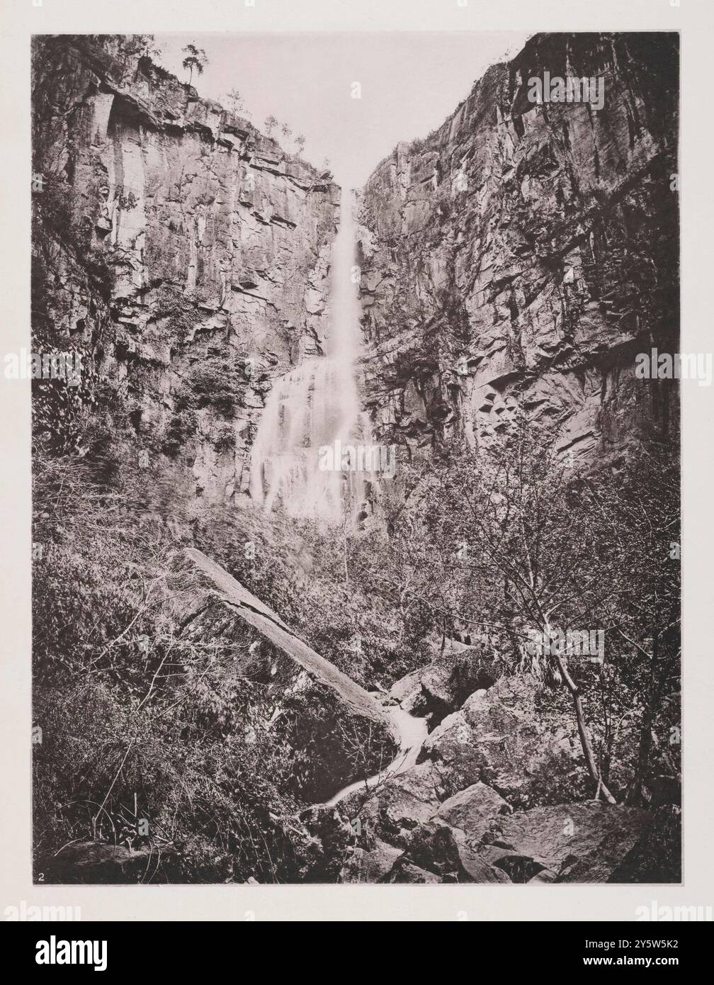 Photo vintage de Tseen-chang-yen Waterfall (Xufuyan Waterfall (?)), Snowy Valley. Province de Zhejiang. Illustrations de la Chine Qing, 1875 cascade de Xufuyan, est situé à environ 6 kilomètres à l'ouest du temple de Ningbo Xuedou et se trouve dans le cours inférieur du fleuve Yangtsé. La hauteur de la falaise de Xufu est de 667 mètres et la hauteur de la chute est de 242 mètres. C'est l'une des grandes cascades de l'est de la Chine. La grande hauteur de la chute peut être devinée en regardant les arbres à pleine croissance ci-dessus. Il dépasse 500 pieds, et descend à peu près autant en cascades au-dessus des rochers avant d'atteindre la vallée. Pas d'image Banque D'Images