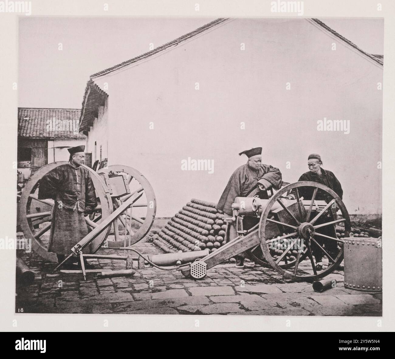 Photo vintage de scène à Nanjing (Nanking) Arsenal. Illustrations de la Chine Qing, 1875 L'arsenal de Nanjing a été construit sous les auspices de Li-Hung-chang. C'était le premier du genre en Chine, et se trouve près du site de la grande tour de porcelaine à l'extérieur de la porte sud de la ville. Le monastère de gratitude, ainsi que la tour, ont été détruits par les rebelles, et l'arsenal actuel est en partie construit à partir des briques qui avaient été employées dans ces structures. C'est une innovation surprenante sur le vieux style des choses en Chine. '... en photo mes lecteurs reconnaîtront une mitrailleuse ; sur la R Banque D'Images