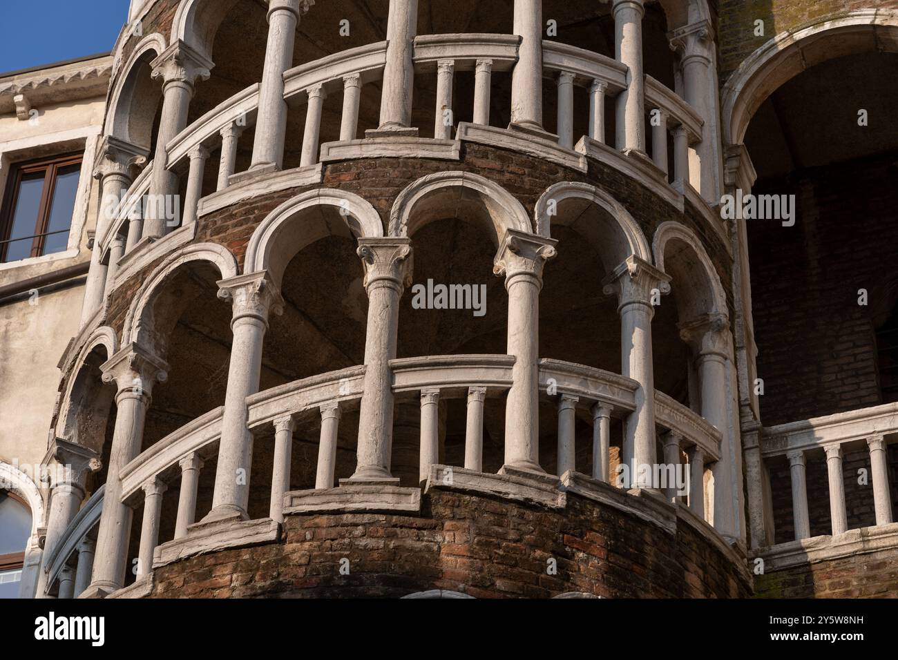 Palazzo Contarini del Bovolo à Venise, Italie. Escalier en colimaçon arqué du XVe siècle, monument historique de la ville dans le quartier de San Marco. Banque D'Images