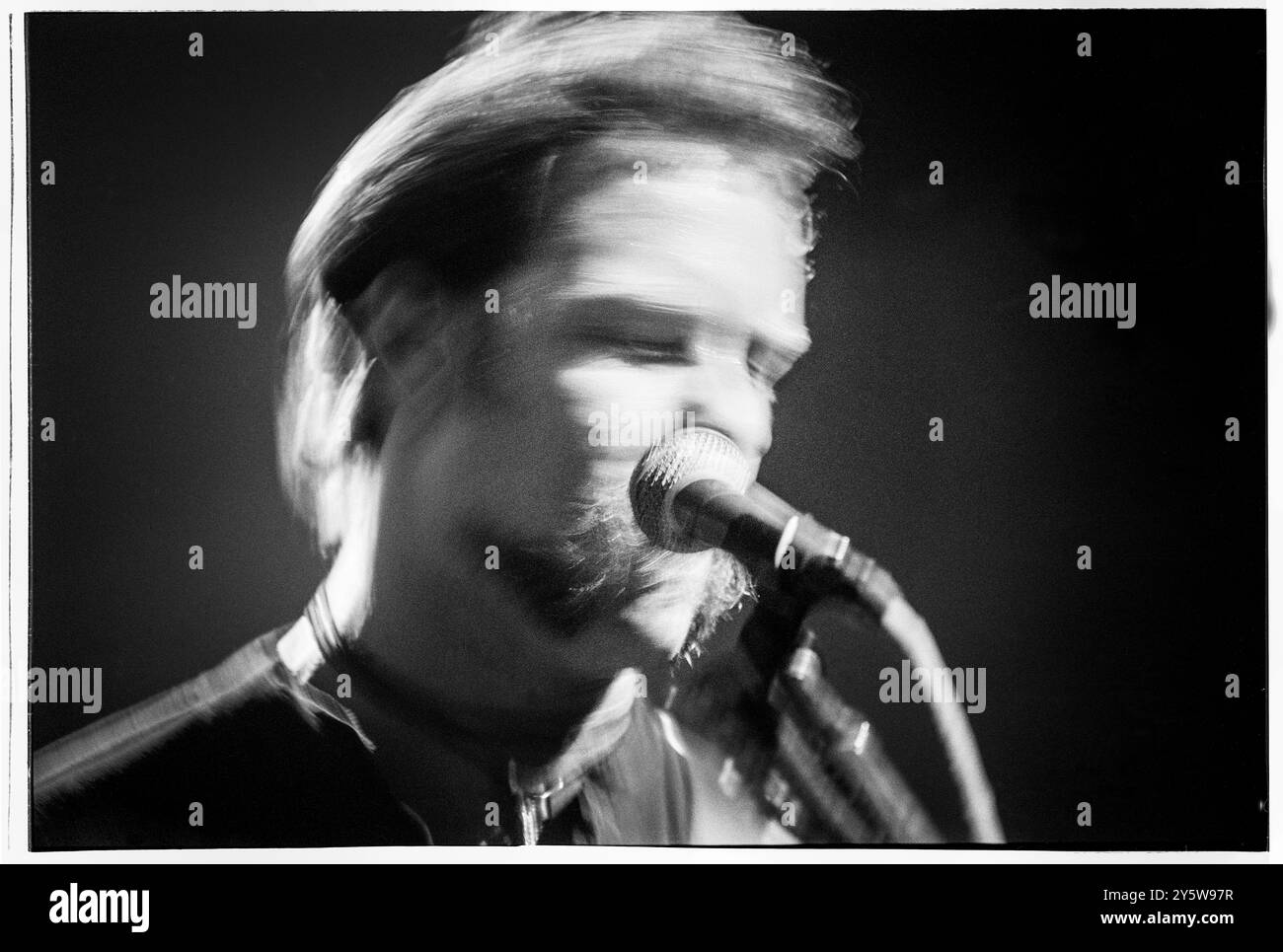 METALLICA, CONCERT, 1996 : James Hetfield de Metallica au Cardiff International Arena en tournée avec leur album 'Load' au Cardiff International Arena à Cardiff, Walee, Royaume-Uni, le 14 octobre 1996. Photo : Rob Watkins. INFO : Metallica est un groupe de heavy metal américain emblématique formé en 1981, connu pour son pionnier du thrash metal. Leur son agressif, leur travail de guitare complexe et leurs paroles puissantes en ont fait l'un des groupes de rock les plus influents, avec des albums phares comme Master of Puppets et The Black album. Banque D'Images