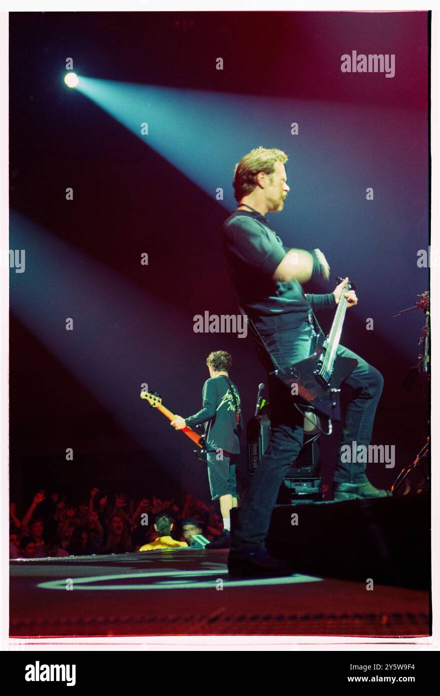 METALLICA, CONCERT, 1996 : James Hetfield guitare et Jason Newsted basse de Metallica à Cardiff International Arena en tournée avec leur album 'Load' à Cardiff International Arena à Cardiff, Walee, Royaume-Uni le 14 octobre 1996. Photo : Rob Watkins. INFO : Metallica est un groupe de heavy metal américain emblématique formé en 1981, connu pour son pionnier du thrash metal. Leur son agressif, leur travail de guitare complexe et leurs paroles puissantes en ont fait l'un des groupes de rock les plus influents, avec des albums phares comme Master of Puppets et The Black album. Banque D'Images