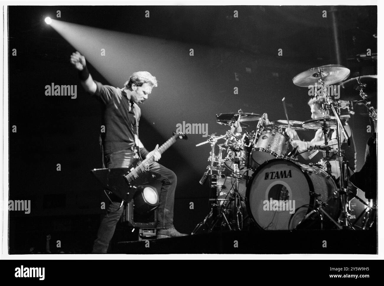 METALLICA, CONCERT, 1996 : James Hetfield de Metallica à Cardiff International Arena en tournée avec leur album 'Load' à Cardiff International Arena à Cardiff, Walee, Royaume-Uni le 14 octobre 1996. Photo : Rob Watkins. INFO : Metallica est un groupe de heavy metal américain emblématique formé en 1981, connu pour son pionnier du thrash metal. Leur son agressif, leur travail de guitare complexe et leurs paroles puissantes en ont fait l'un des groupes de rock les plus influents, avec des albums phares comme Master of Puppets et The Black album. Banque D'Images