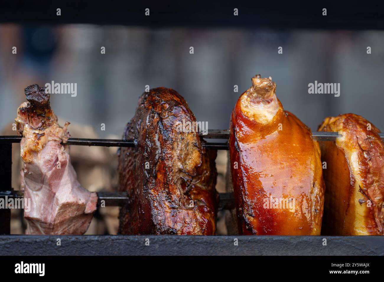 Porc fumé rôti à Prague. La viande de jambon de porc est rôtie sur le feu ouvert de la rue de Prague, en République tchèque Banque D'Images