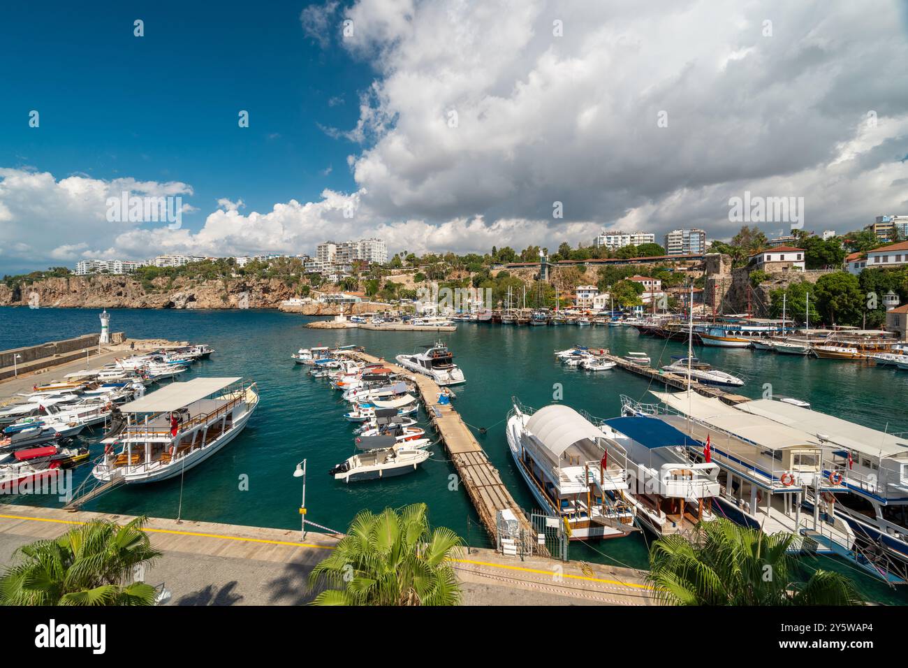 Vue sur la vieille ville d'Antalya Marina et bateaux d'excursion à Kaleici Banque D'Images