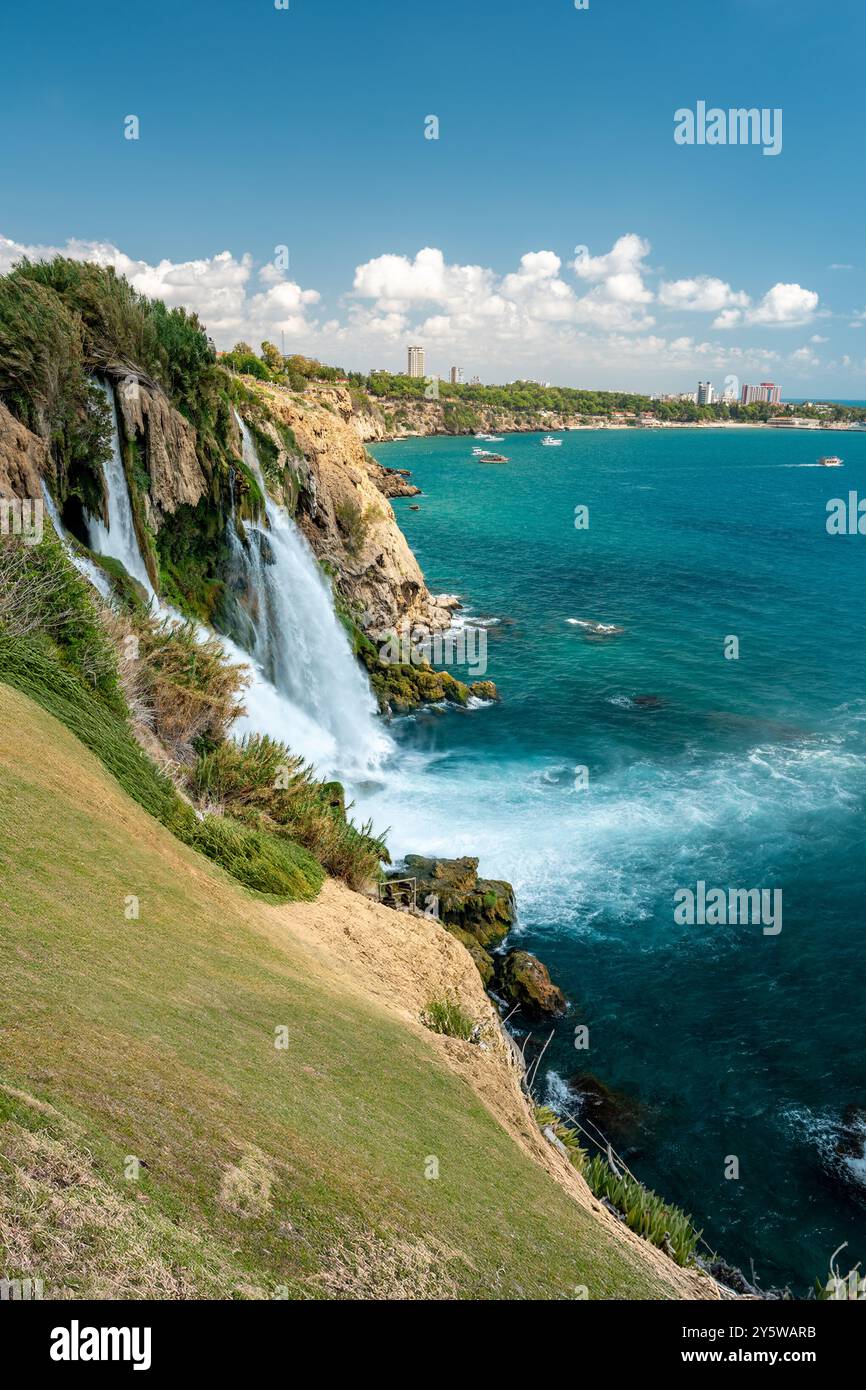 Lower Duden Waterfall dans le parc de Duden, qui coule des falaises d'Antalya, Turquie dans la mer Méditerranée Banque D'Images