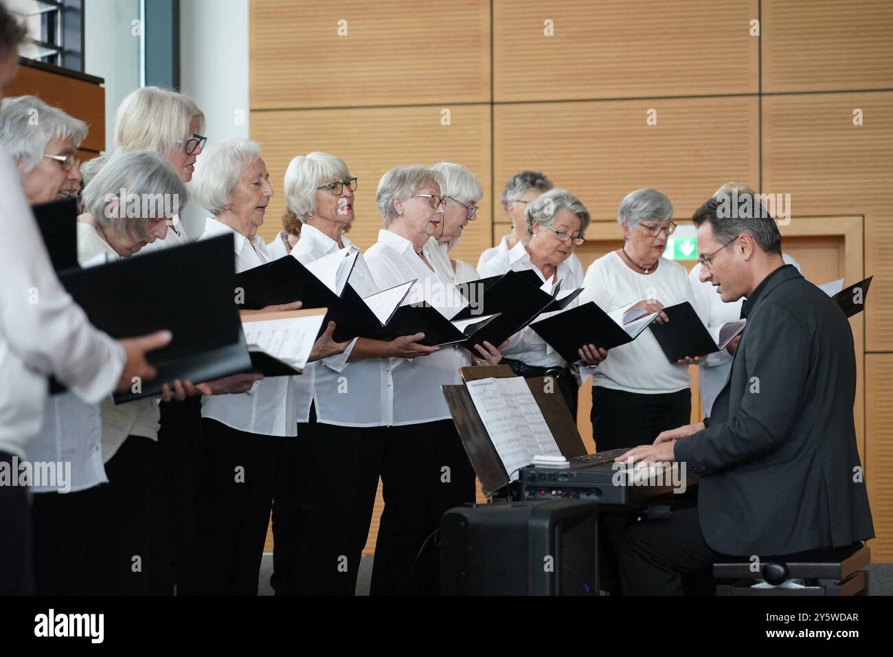 Frauenchor Germania Raunheim mit Chorleiter Konstantin Karklisiyski - Gross-Gerau 22.09.2024 : Abend der Chöre *** Chœur de femmes Germania Raunheim avec le maître de chœur Konstantin Karklisiyski Gross Gerau 22 09 2024 soirée de chœurs Banque D'Images