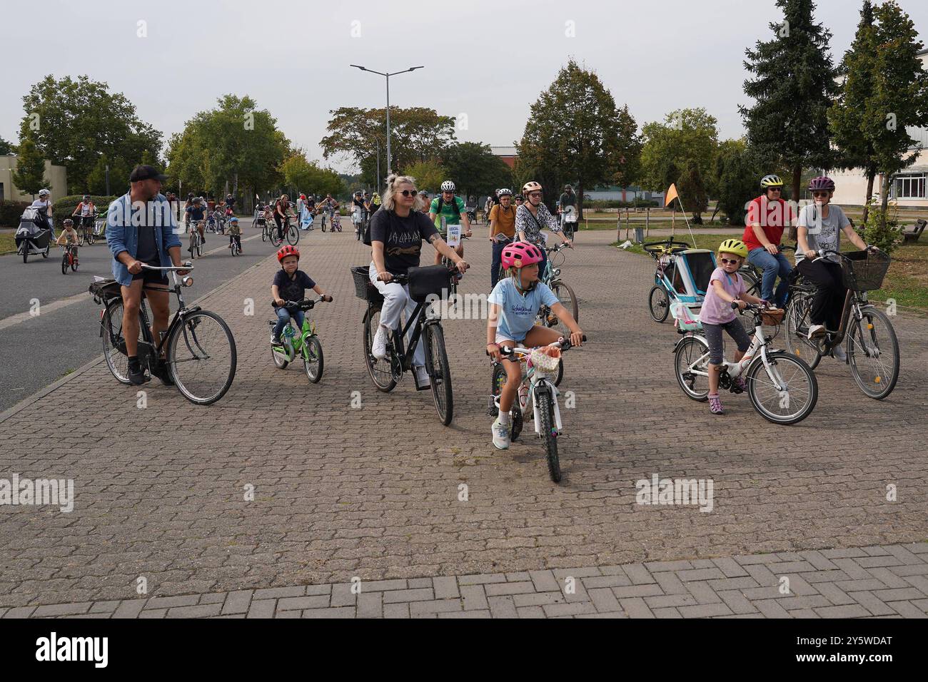 Teilnehmer Starten BEI der Kidical Mass - Mörfelden-Walldorf 22.09.2024 : 4. Messe Kidical *** les participants commencent à la Messe Kidical Mörfelden Walldorf 22 09 2024 4 Messe Kidical Banque D'Images