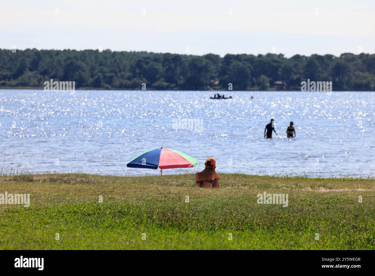 Sur les rives du lac Lacanau en Gironde dans le sud-ouest de la France. Calme, nature, campagne, environnement. Lacanau, Médoc, Gironde, Nouvelle Aquitai Banque D'Images