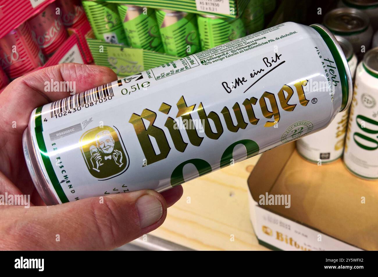 Bitburger Alkoholfrei in der dose. Bier der Bitburger Braugruppe mit Sitz in Bitburg, in der Eifel. SIE GE aus der Bitburger Brauerei hervor und ist ein Schwesterunternehmen der Bitburger Holding. Die Dachgesellschaft für die Bitburger Braugruppe und die Bitburger Holding ist die th. Simon GmbH und Co KG, in der die Familie Simon ihre gemeinsamen unternehmerischen Aktivitäten bündelt *** Bitburger Alkoholfrei en canette bière du Bitburger Brewery Group, basé à Bitburg dans la région de l'Eifel en Allemagne. Il est issu de la brasserie Bitburger et est une société sœur de Bitburger Holding The HO Banque D'Images