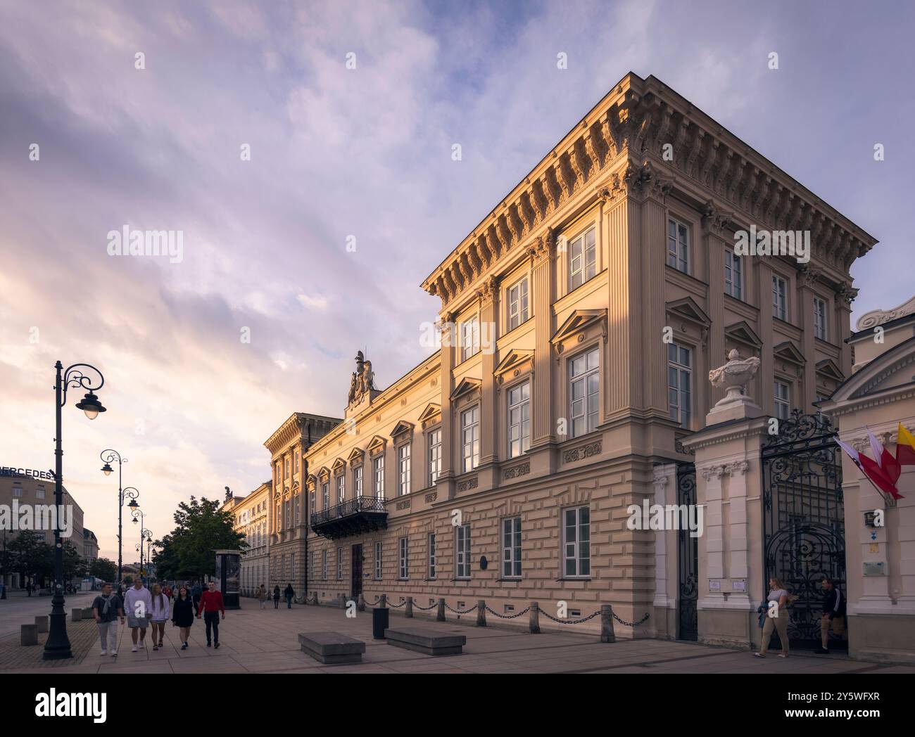 En flânant le long de la route royale à Varsovie, le palais historique capte une lumière dorée chaude au crépuscule, en Pologne Banque D'Images
