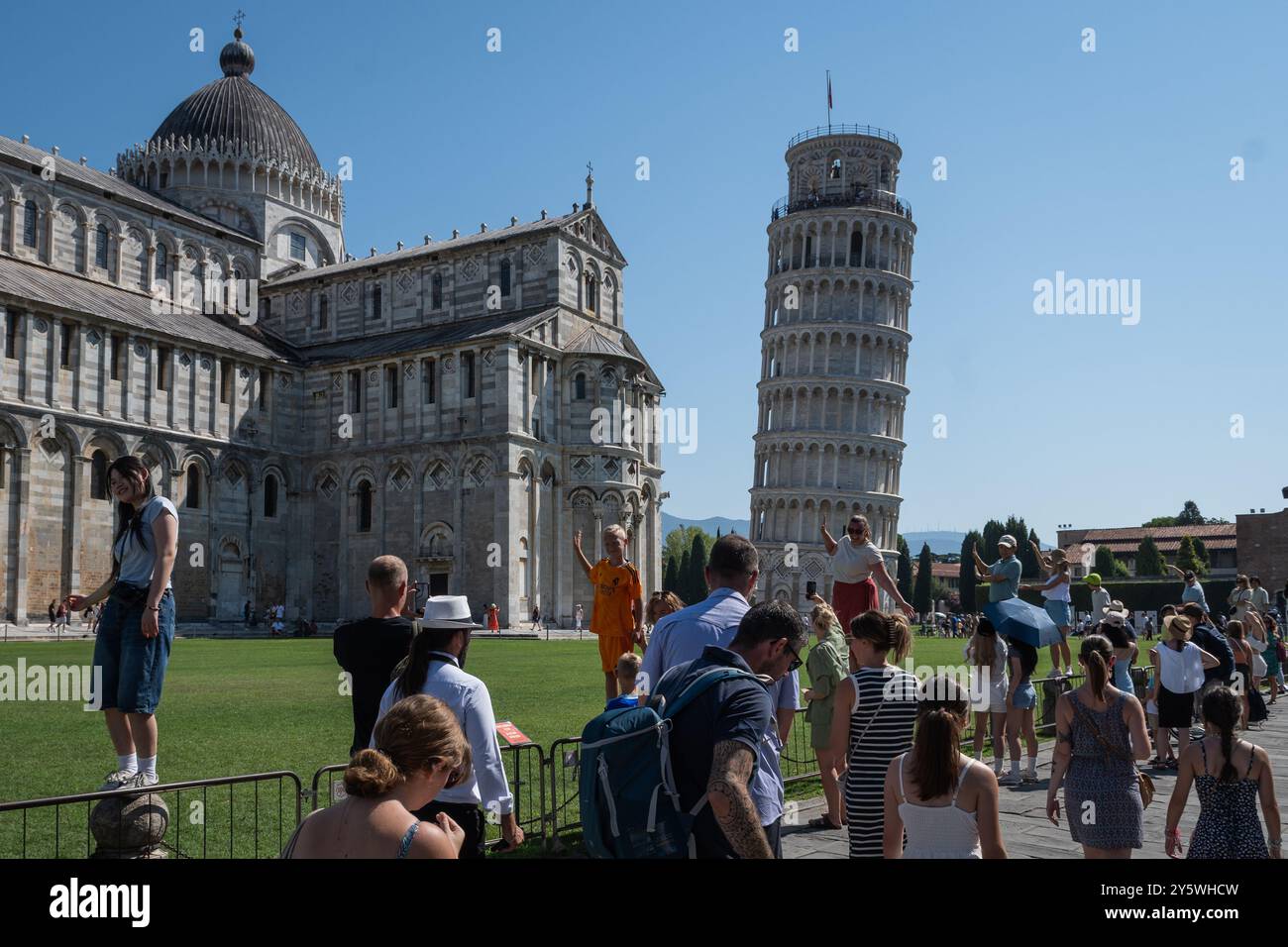 Pise, Italie 08.25.24 touristes font l'occasion classique de photo de bâtiment emblématique monument de la Tour penchée en Toscane. les gens tentent de pousser le tour Banque D'Images