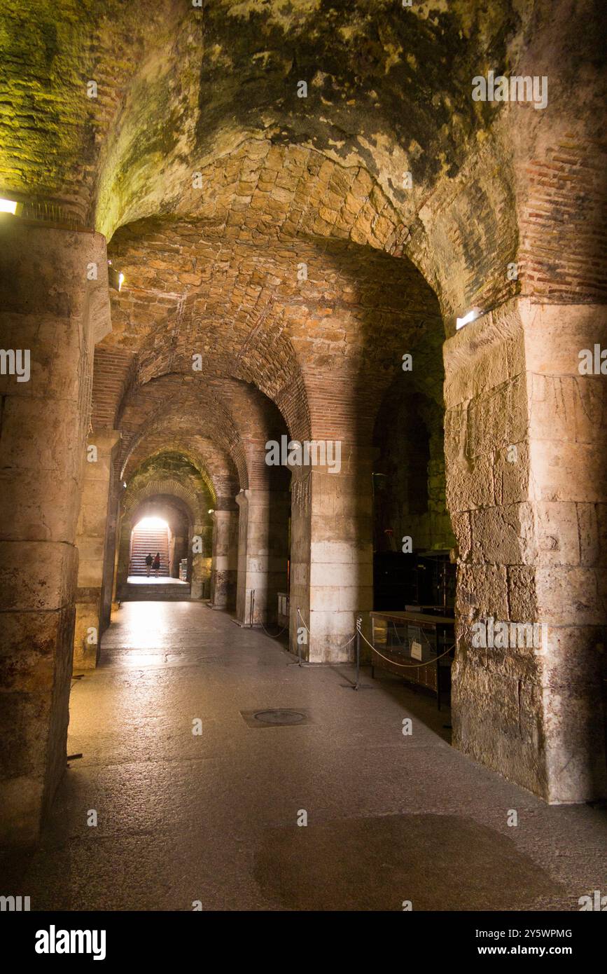 Photographié juste à l'intérieur de la porte d'entrée en laiton, les caves du palais de Dioclétien, parfois appelé les «salles de sous-sol» et les touristes lointains. Palais de Dioclétien, vieille ville de Split. Croatie. (138) Banque D'Images