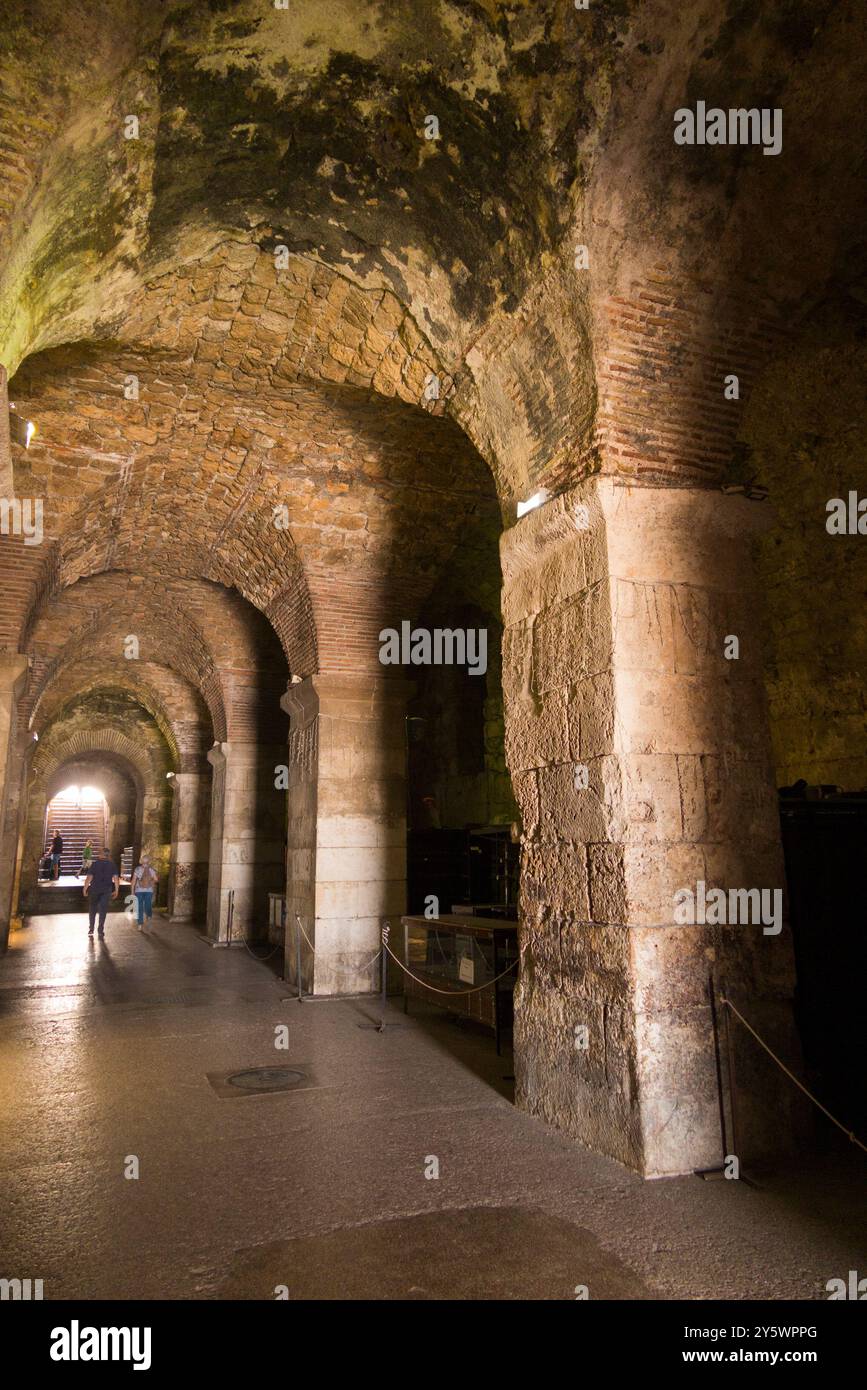 Photographié juste à l'intérieur de la porte d'entrée en laiton, les caves du palais de Dioclétien, parfois appelé les «salles de sous-sol» et les touristes lointains. Palais de Dioclétien, vieille ville de Split. Croatie. (138) Banque D'Images