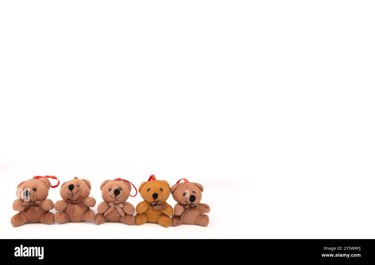 Une délicieuse gamme d'ours en peluche habillés d'équipement de Noël, disposés soigneusement sur un fond blanc. Idéal pour les décorations et les cartes de vacances Banque D'Images