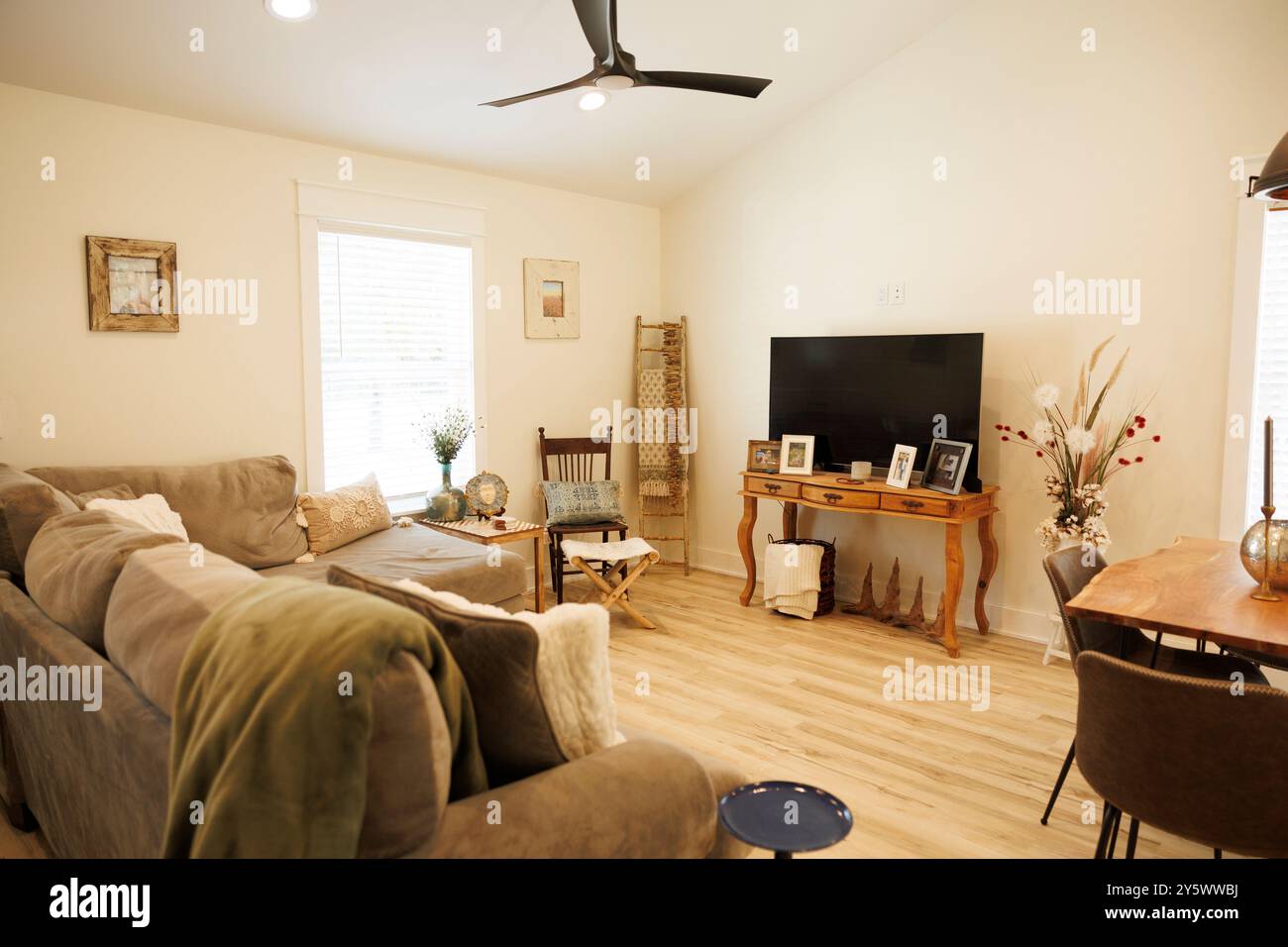 Intérieur confortable du salon avec canapé confortable, meubles en bois, télévision moderne et éclairage naturel chaleureux, Floride, États-Unis Banque D'Images