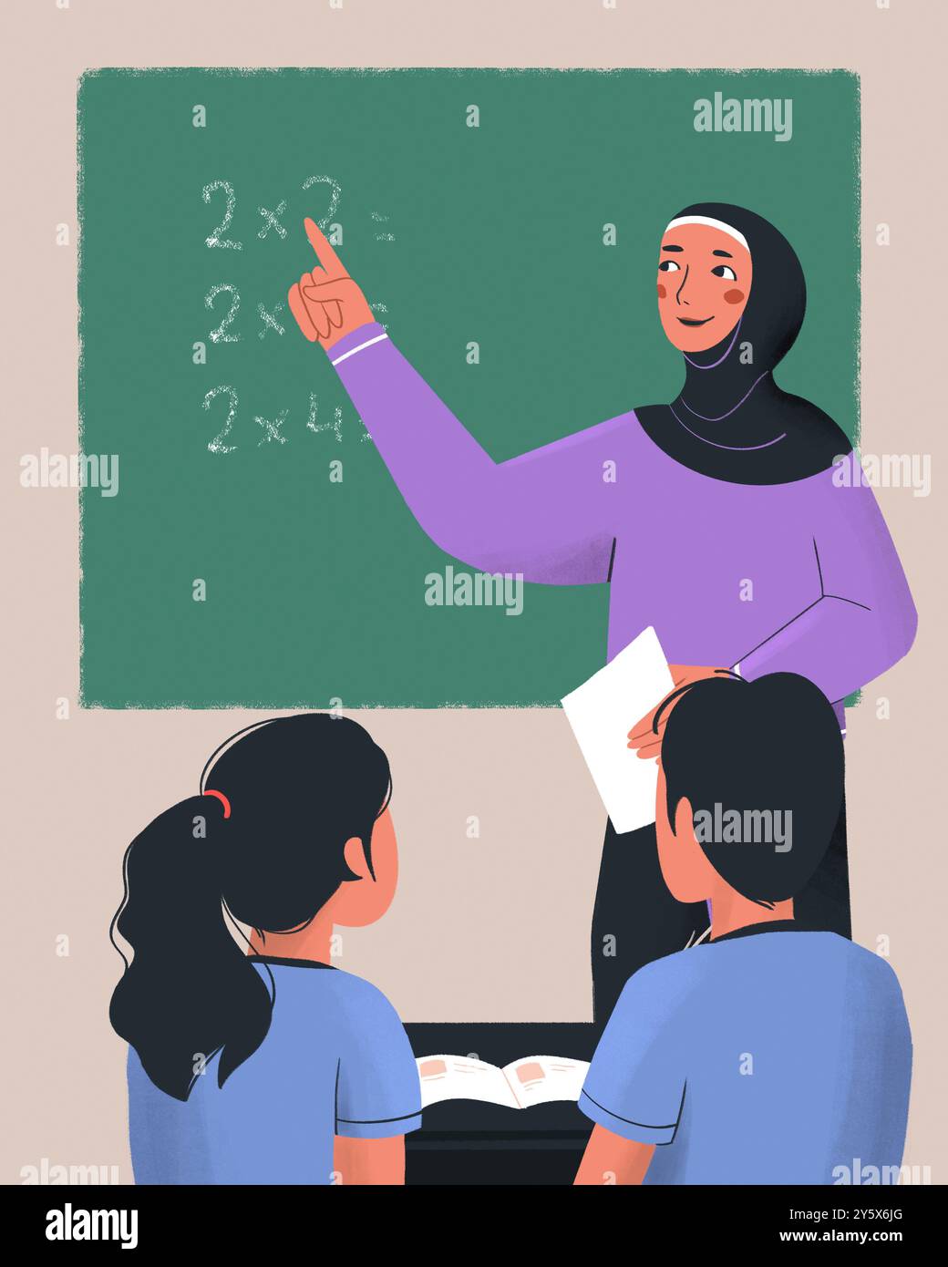 Un professeur souriant dans un hijab pointe vers un problème de mathématiques sur le tableau tandis que deux élèves, dos au spectateur, regardent. Banque D'Images