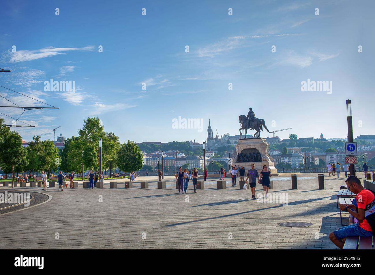 Budapest, Hongrie - 4 juillet 2023 : place Kossuth Lajos et statue équestre de Gyula Andrassy devant le parlement Banque D'Images