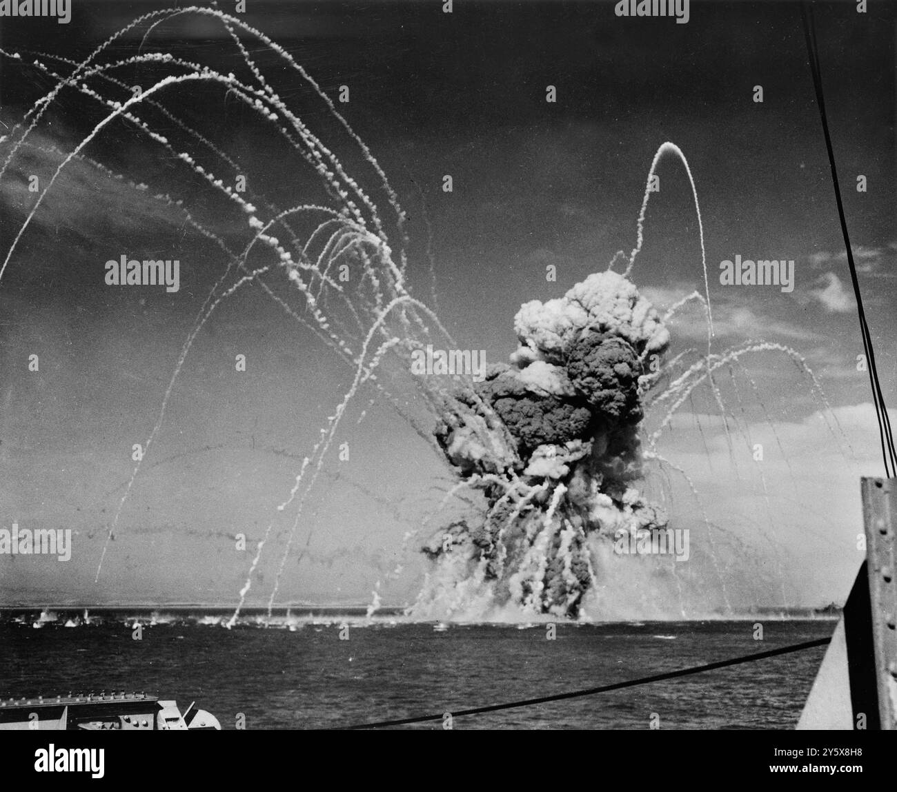 Une photo vintage vers juillet 1943 d'un cargo américain explosant après avoir été touché par des bombardiers en piqué allemands lors de l'invasion de la Sicile pendant la seconde Guerre mondiale Banque D'Images