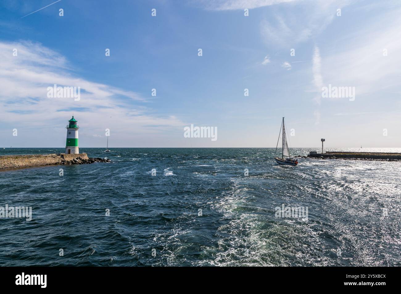 Le phare de Schleimünde se dresse à l'embouchure de la Schlei, le plus long fjord de la mer Baltique, près de Maasholm. Un voilier quitte le port dans une mer agitée. Kappeln, Schleswig-Holstein, Allemagne. Banque D'Images