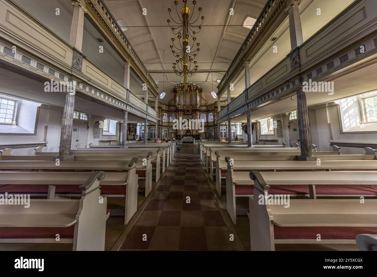 L’intérieur de l’église Saint-Nikolai à Kappeln est un bâtiment en brique de style baroque tardif. Construite entre 1789 et 1793, ses deux galeries peuvent accueillir 1 200 personnes. L’église appartient à la paroisse évangélique-luthérienne Saint-Christophe Ostangeln, Rathausmarkt, Schleswig-Holstein, Allemagne. Banque D'Images