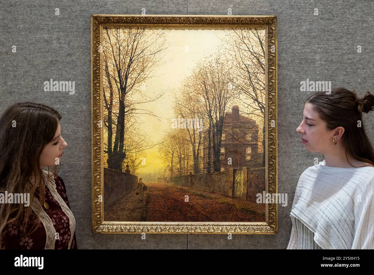 Londres, Royaume-Uni. 23 septembre 2024. Les membres du personnel avec « A Golden Idyll » de John Atkinson Grimshaw (est. £150 000 - 200,000) lors d'un aperçu de la vente d'art britannique et impressionniste du 19ème siècle à Bonhams. Les lots seront mis aux enchères le 25 septembre et les galeries Bonhams New Bond Street. Credit : Stephen Chung / Alamy Live News Banque D'Images