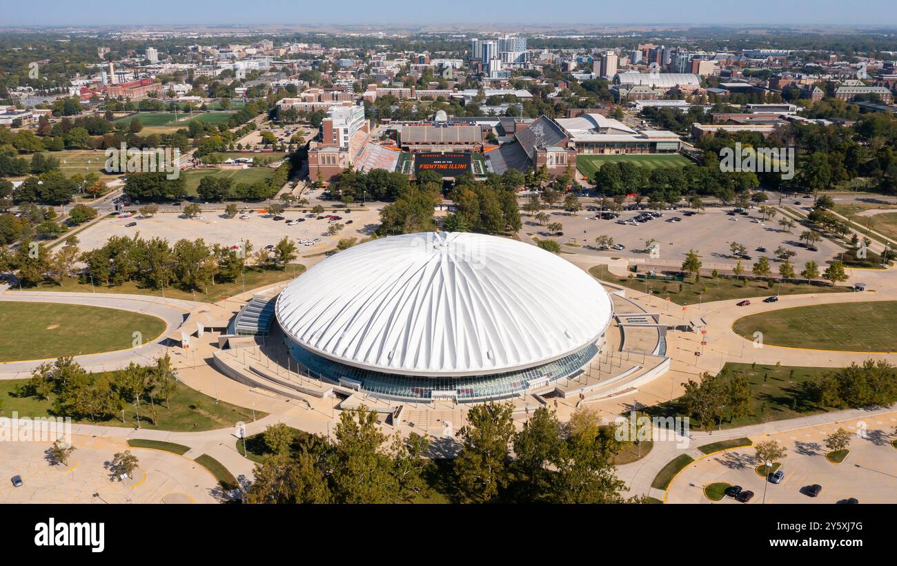 Vue aérienne du Memorial Stadium et du State Farm Center de l'Université de l'Illinois pour les équipes sportives et les événements Fighting Illini. Banque D'Images