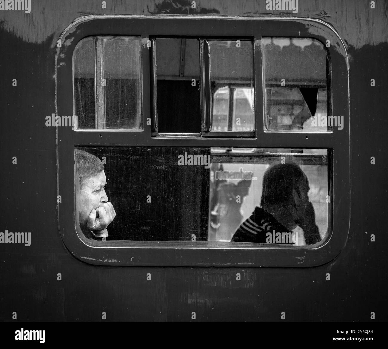 Passagers dans une voiture expérimentant la Watercress Line alors que le train est à l'arrêt. Banque D'Images