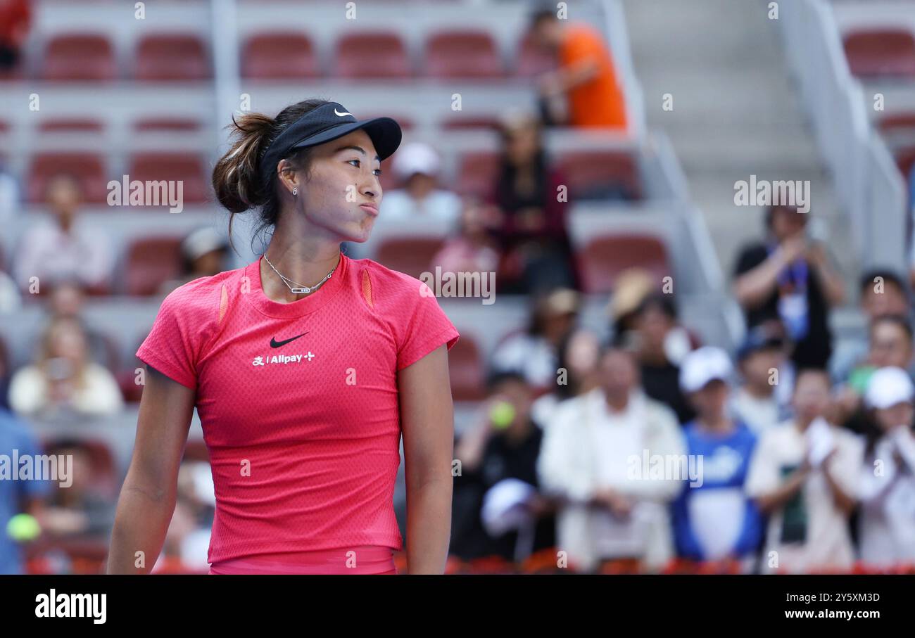 Pékin, Chine. 23 septembre 2024. Zheng Qinwen, de Chine, assiste à une séance d'entraînement au tournoi de tennis de l'Open de Chine 2024 à Pékin, capitale de la Chine, le 23 septembre 2024. Crédit : Bai Xuefei/Xinhua/Alamy Live News Banque D'Images