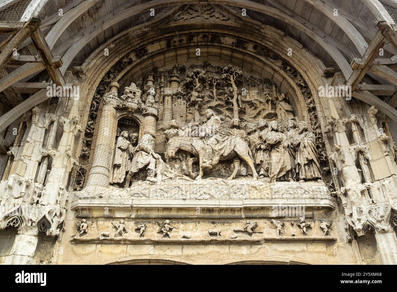 Église notre-Dame de la Neuville de Corbie et son tympan sculpté Banque D'Images