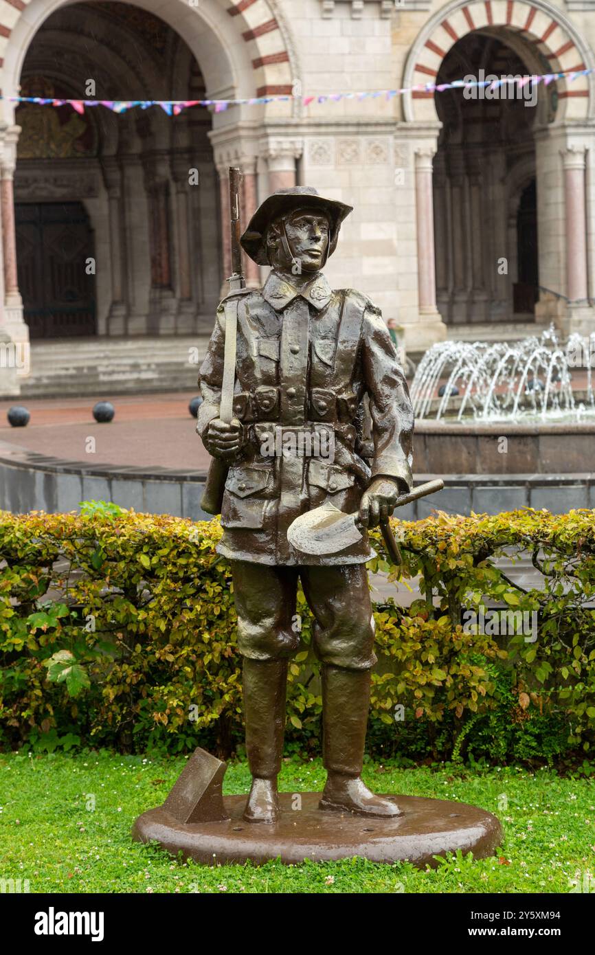 Statue en bronze d'un soldat de la première Guerre mondiale à Albert, somme, France Banque D'Images