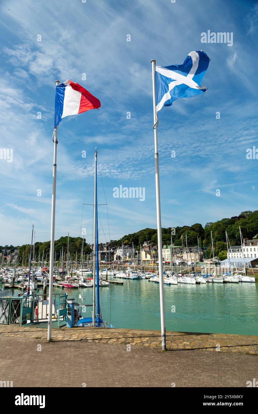 Drapeaux français et écossais sur le picturqsue ville française de Saint-Valery-en-Caux, Normandie, France Banque D'Images