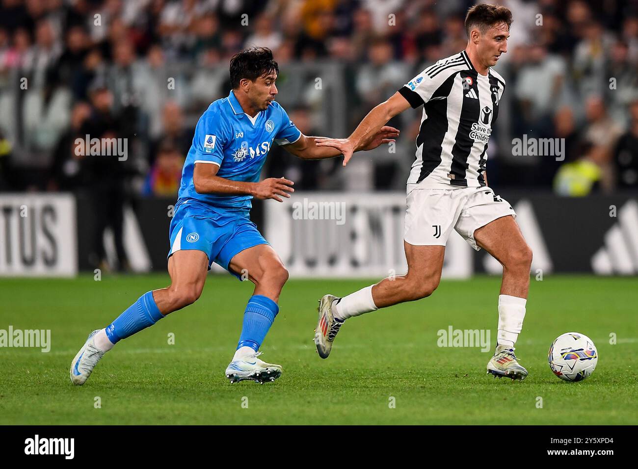 Giovanni Simeone de la SSC Napoli bataille pour le ballon avec Andrea Cambiaso de la Juventus lors du match de série A entre la Juventus et Napoli à Allianz St. Banque D'Images