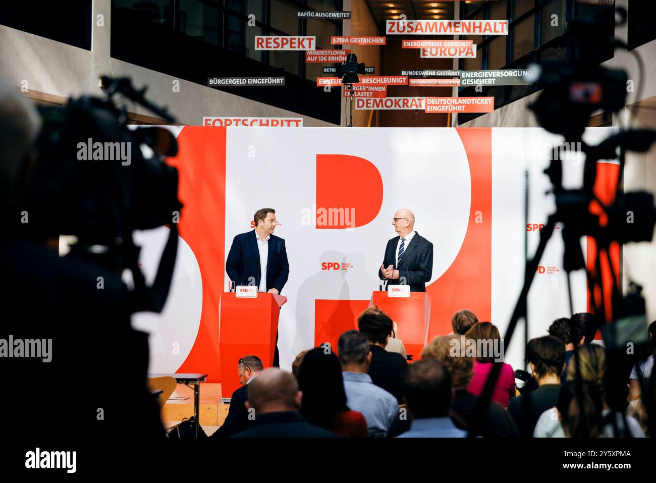 Dietmar Woidke, Ministerpraesident des Landes Brandenburg und Lars Klingbeil, Parteivorsitzender der SPD, aufgenommen im Rahmen einer Pressekonferenz in der Parteizentrale der SPD, im Willy-Brandt-Haus in Berlin, 23.09.2024. Berlin Deutschland *** Dietmar Woidke, premier ministre du Brandebourg et Lars Klingbeil, président du parti SPD, lors d'une conférence de presse au siège du parti SPD, Willy Brandt Haus à Berlin, 23 09 2024 Berlin Allemagne Copyright : xFelixxZahnx Banque D'Images