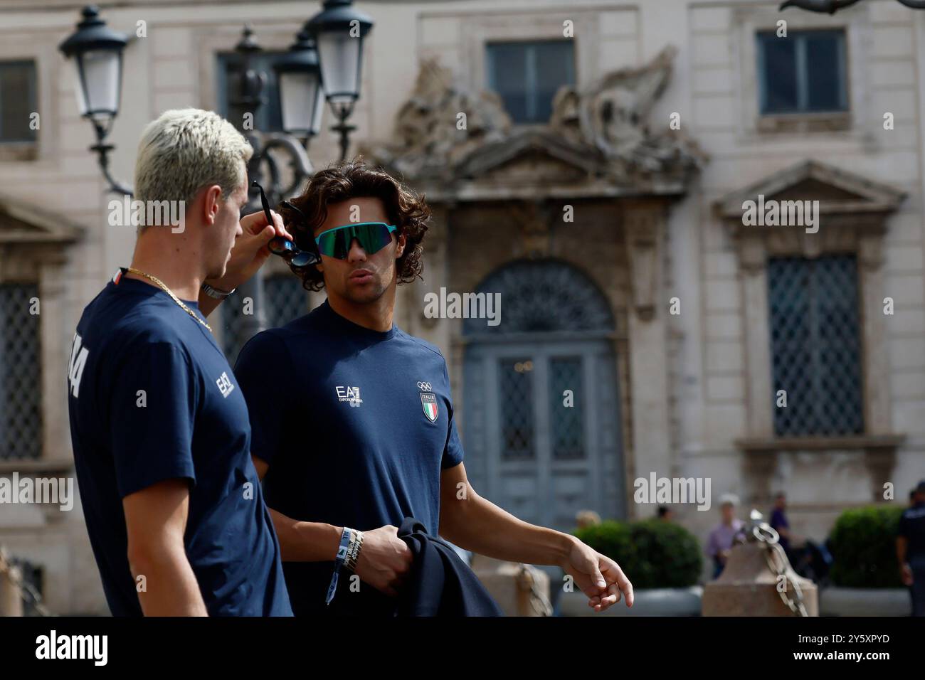 Thomas Ceccon, Paolo Conte Bonin Atleti della nazionale escono dal Quirinale dopo la cerimonia per la riconsegna delle bandiere con il Presidente della Repubblica Sergio Mattarella Roma, Italia &#x2014;Luned&#xec; 23 Settembre 2024 - Cronaca - (foto di Cecilia Fabiano/LaPresse) Thomas Ceccon, Paolo Conte Bonin avec les athlètes de l'équipe nationale quitte le Quirinal après la cérémonie des drapeaux avec le Président de la République Sergio Mattarella Rome, Italie - lundi 19 septembre 2024 - Actualités - (photo de Cecilia Fabiano/LaPresse) Banque D'Images