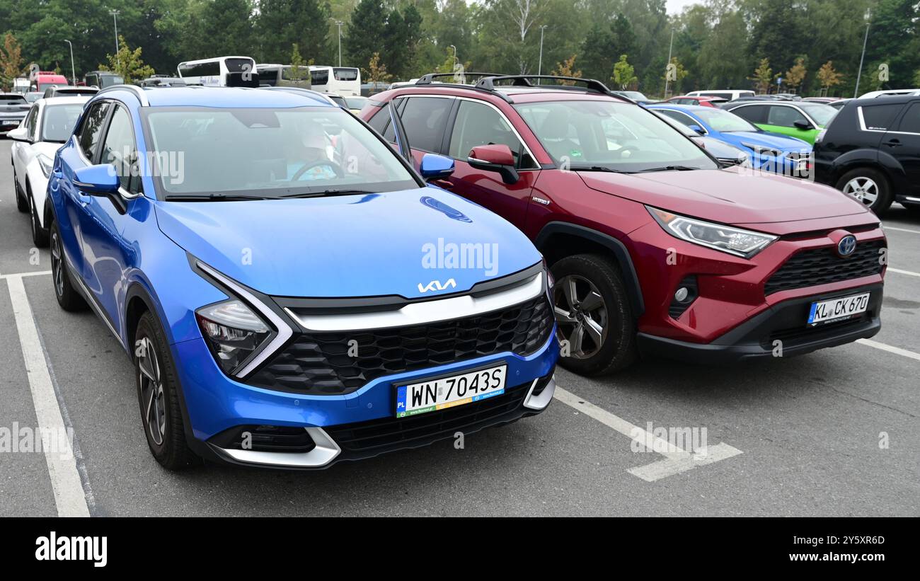 Deux voitures SUV garées dans un parking en Pologne. Banque D'Images