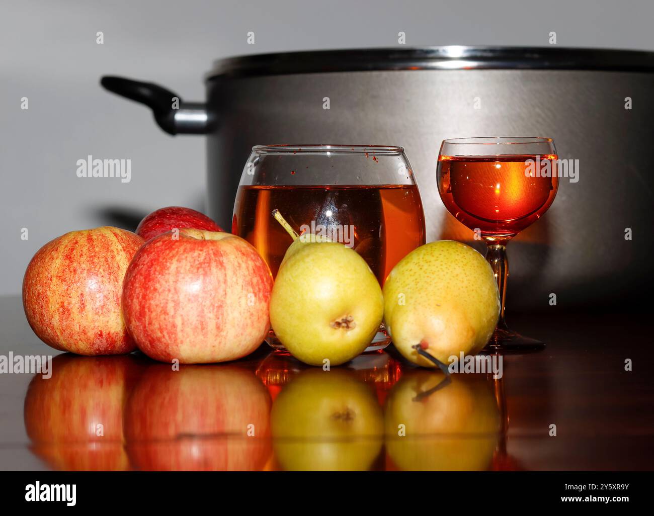 Gros plan image de verre d'alcool avec quelques fruits et Stockpot Banque D'Images