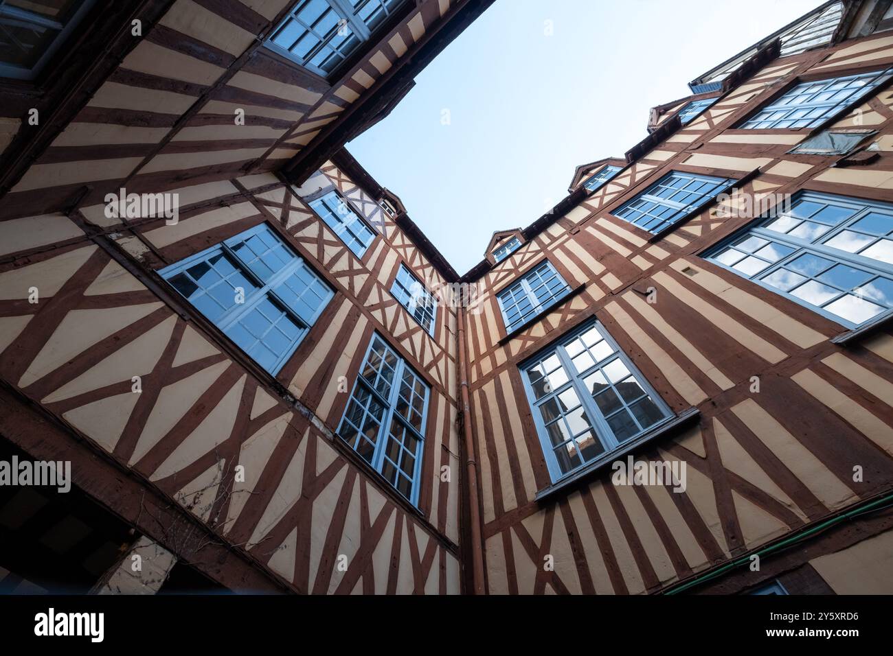 Bâtiments médiévaux à colombages bien conservés dans le centre-ville de Rouen, Normandie, Nord de la France. Banque D'Images