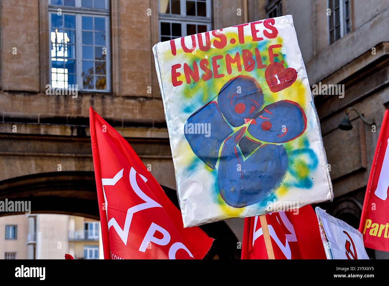 Marseille, France. 21 septembre 2024. Un manifestant tient une pancarte pendant le rassemblement pour la paix. A l’appel du mouvement pour la paix des Bouches-du-Rhône, une centaine de personnes se sont rassemblées sur la place Bargemon à Marseille, à l’occasion de la Journée internationale de la paix. Crédit : SOPA images Limited/Alamy Live News Banque D'Images