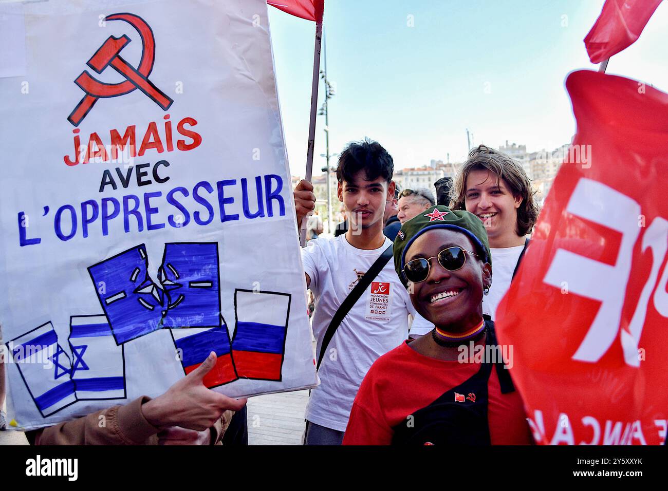 Marseille, France. 21 septembre 2024. Un manifestant tient une pancarte pendant le rassemblement pour la paix. A l’appel du mouvement pour la paix des Bouches-du-Rhône, une centaine de personnes se sont rassemblées sur la place Bargemon à Marseille, à l’occasion de la Journée internationale de la paix. Crédit : SOPA images Limited/Alamy Live News Banque D'Images