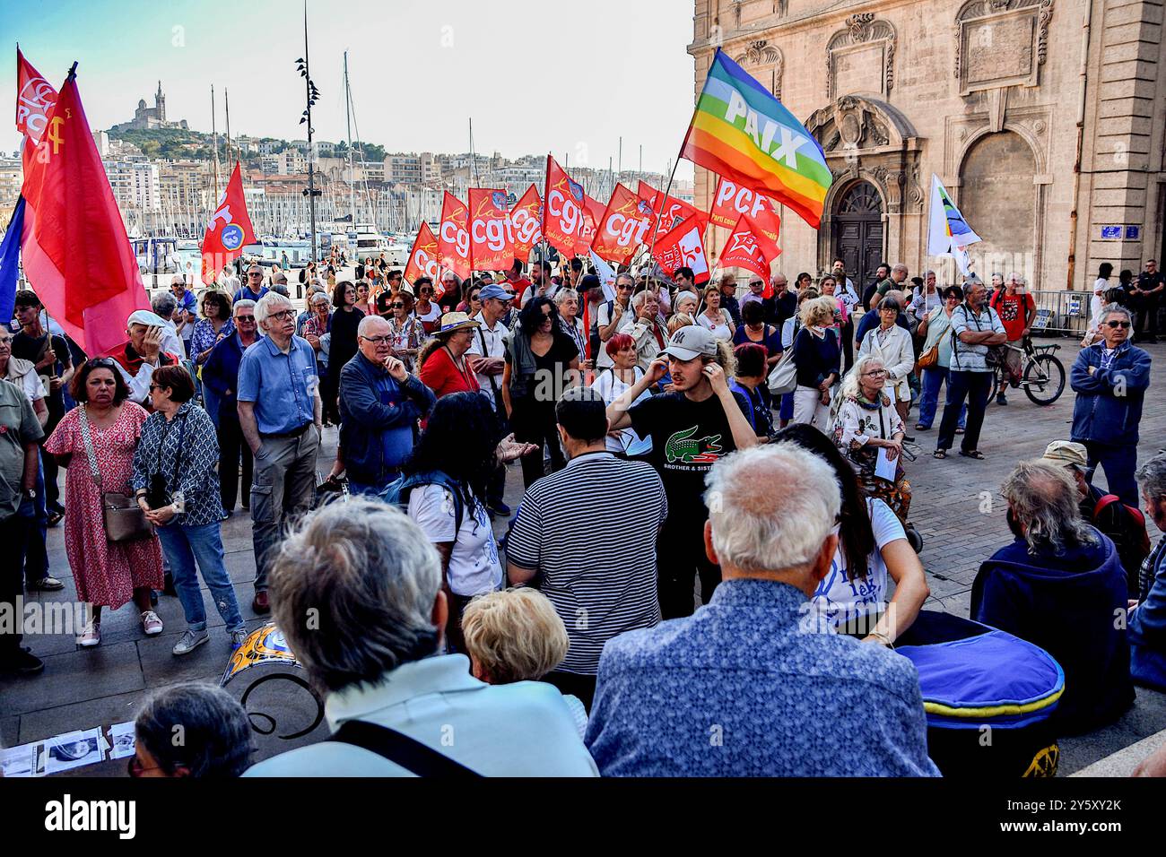 Marseille, France. 21 septembre 2024. Les manifestants pour la paix écoutent les discours pendant le rassemblement pour la paix. A l’appel du mouvement pour la paix des Bouches-du-Rhône, une centaine de personnes se sont rassemblées sur la place Bargemon à Marseille, à l’occasion de la Journée internationale de la paix. Crédit : SOPA images Limited/Alamy Live News Banque D'Images