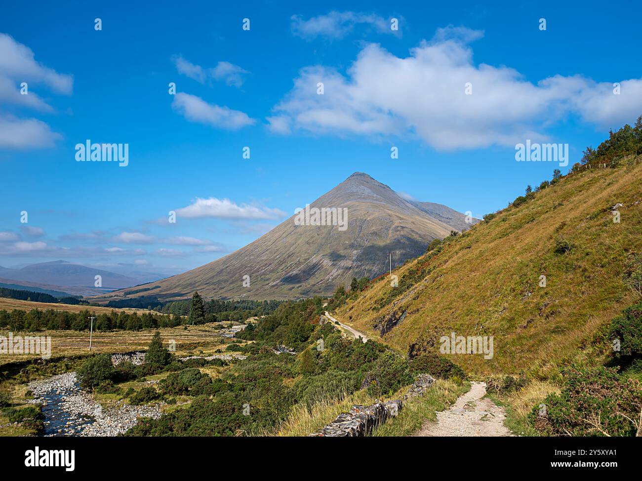 Photographie de paysage de la montagne Beinn Dorain dans la vallée Glen Orchy, collines et sentier de chemin, point de vue panoramique, lumière du soleil avec ciel bleu et clou Banque D'Images