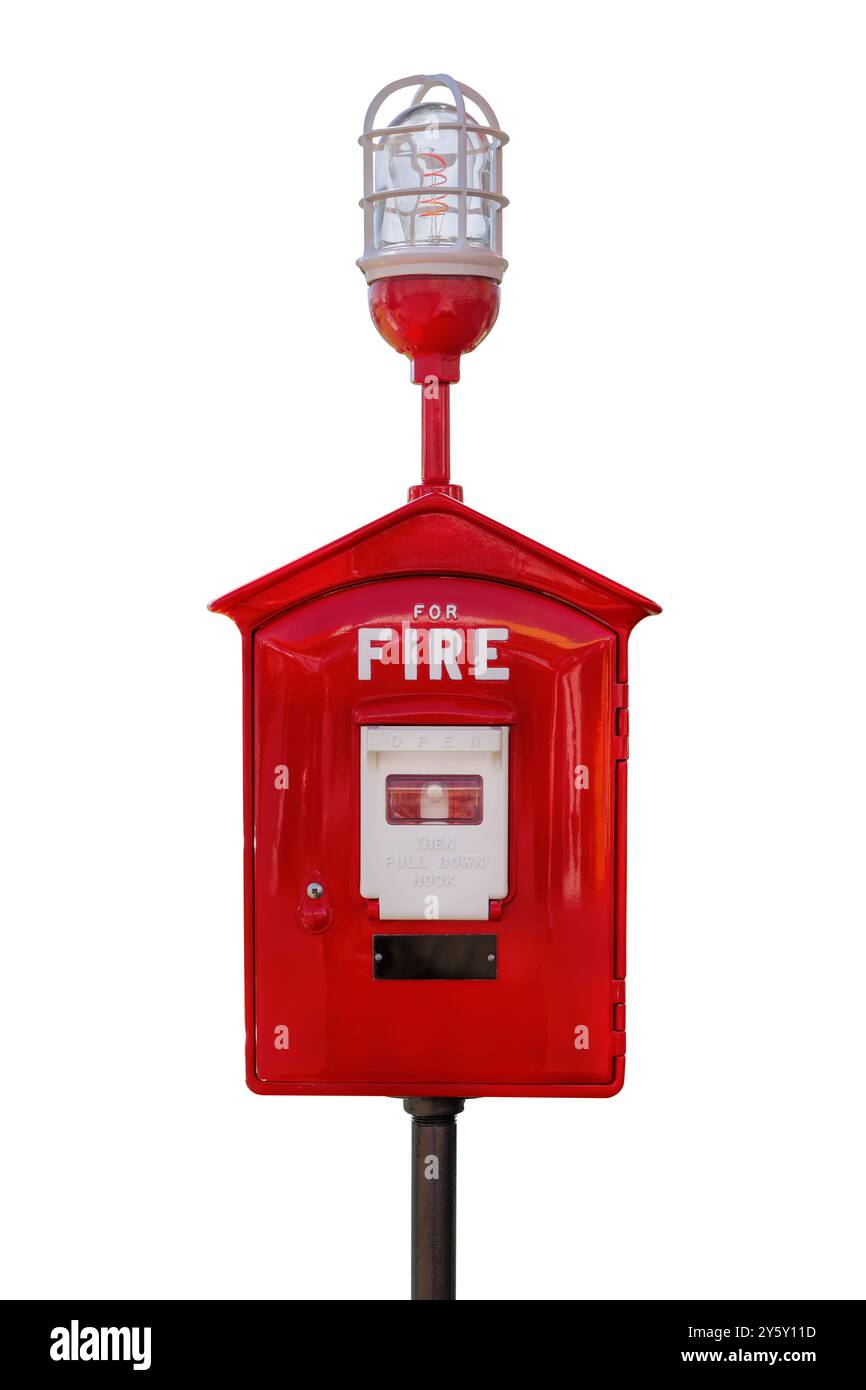 Boîte d'alarme incendie rouge vintage avec ampoule sur poteau isolé sur fond blanc Banque D'Images
