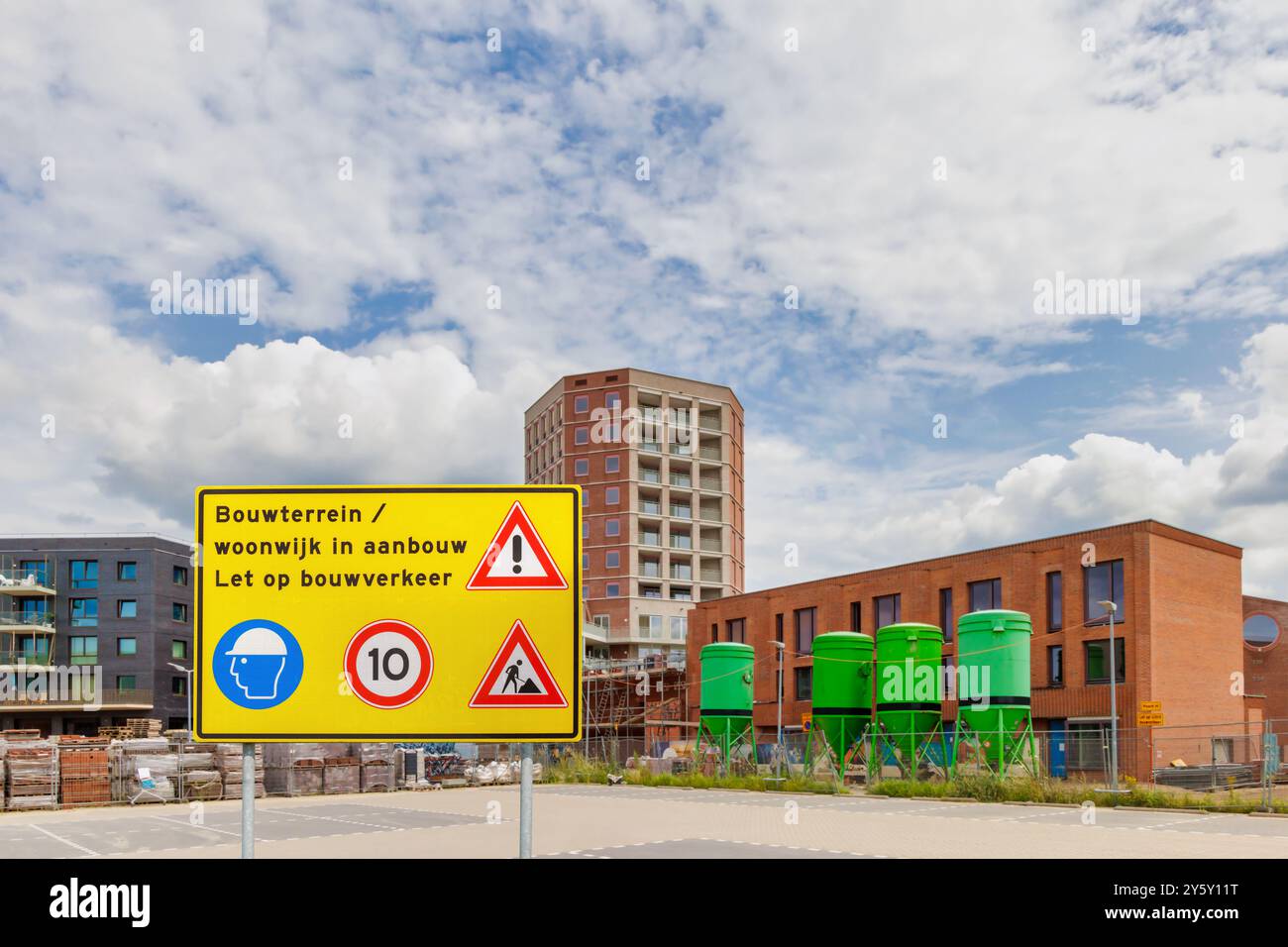 Panneau néerlandais avec le texte « chantier de construction - zone résidentielle en construction - attention au trafic de construction » Banque D'Images