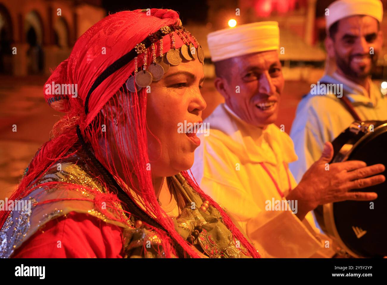 Spectacle de musique traditionnelle marocaine et de chant dans le célèbre restaurant 'chez Ali' à Marrakech, Maroc. Marrakech, région de Marrakech-Safi, Maroc, Nort Banque D'Images