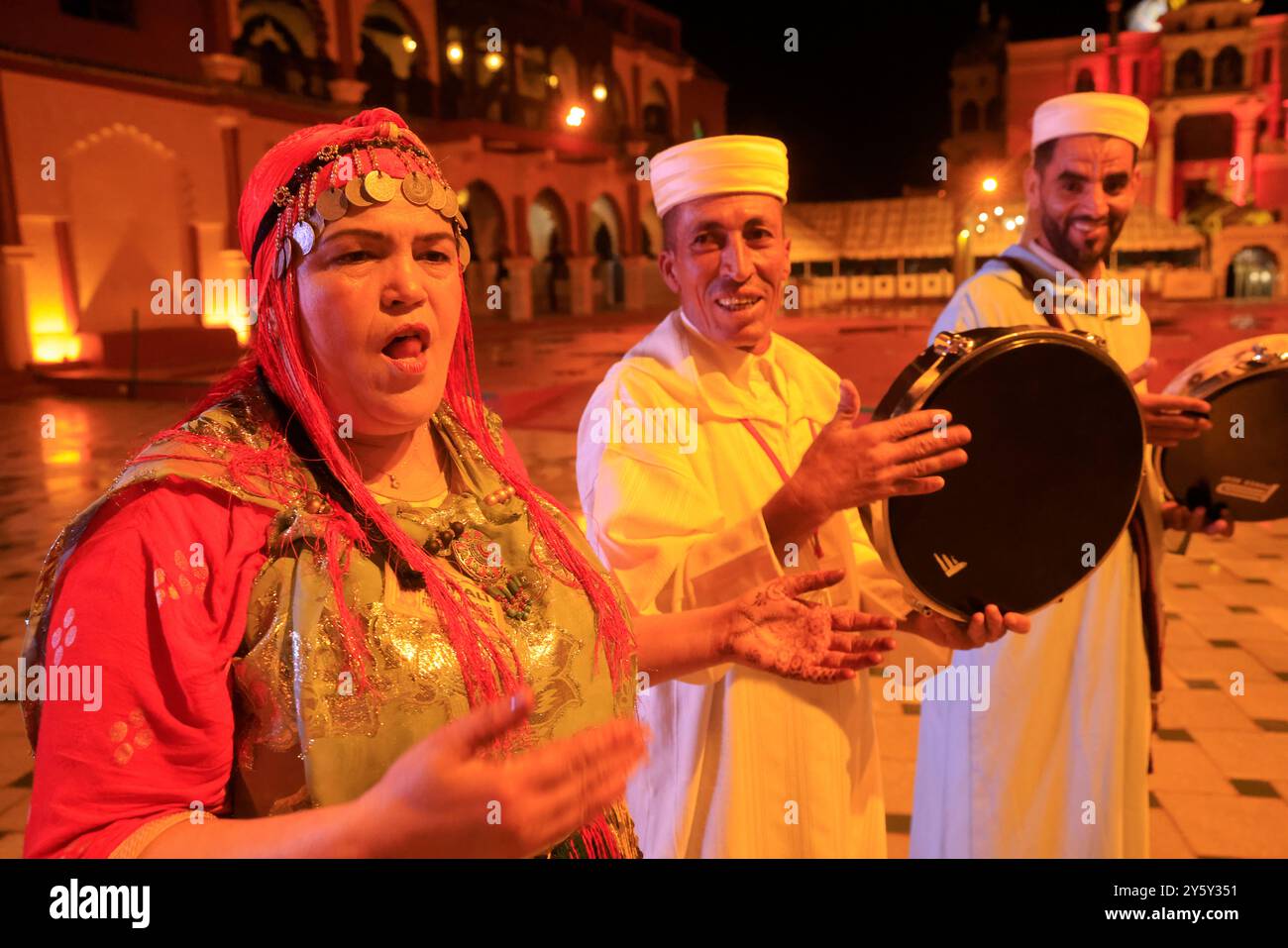 Spectacle de musique traditionnelle marocaine et de chant dans le célèbre restaurant 'chez Ali' à Marrakech, Maroc. Marrakech, région de Marrakech-Safi, Maroc, Nort Banque D'Images