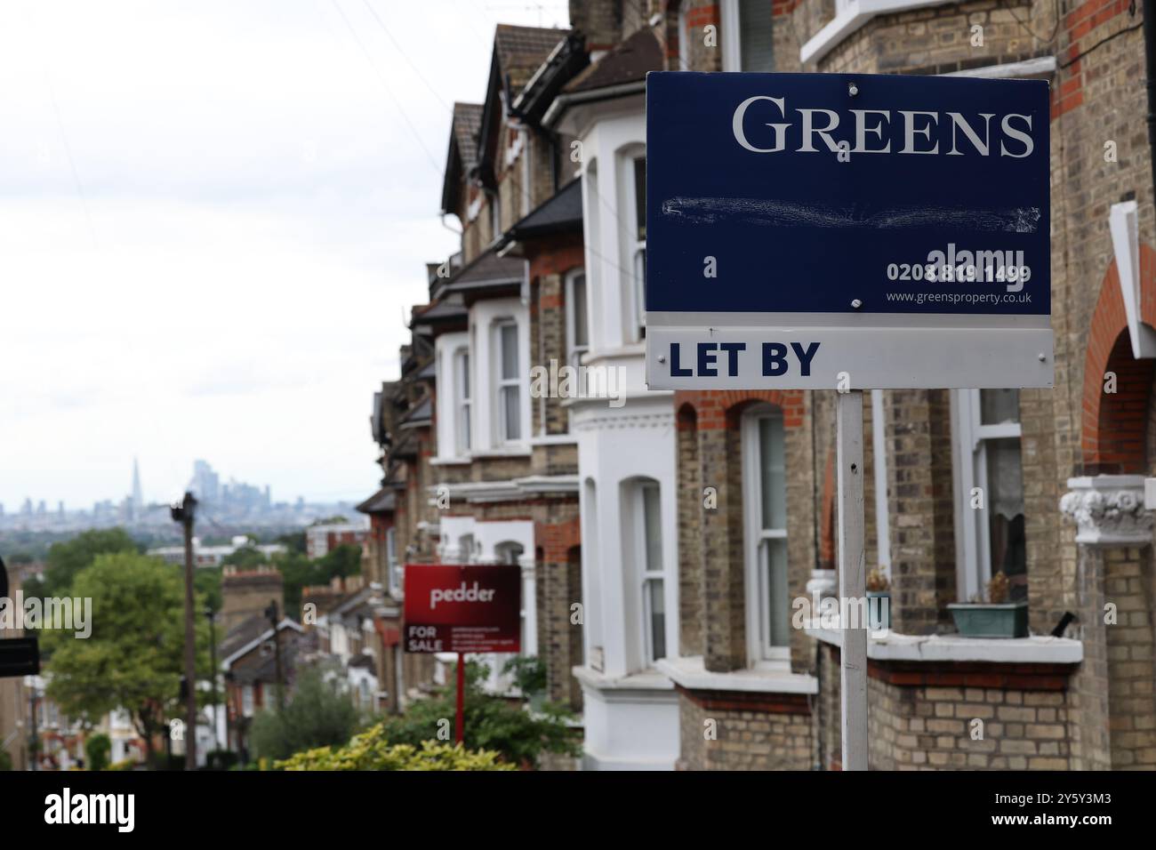 Londres, Royaume-Uni. 11 juin 2024. Une photographie montre l'horizon de la ville et une rangée de maisons dans une rue résidentielle près de Crystal Palace, au sud de Londres. Crédit : Banque D'Images