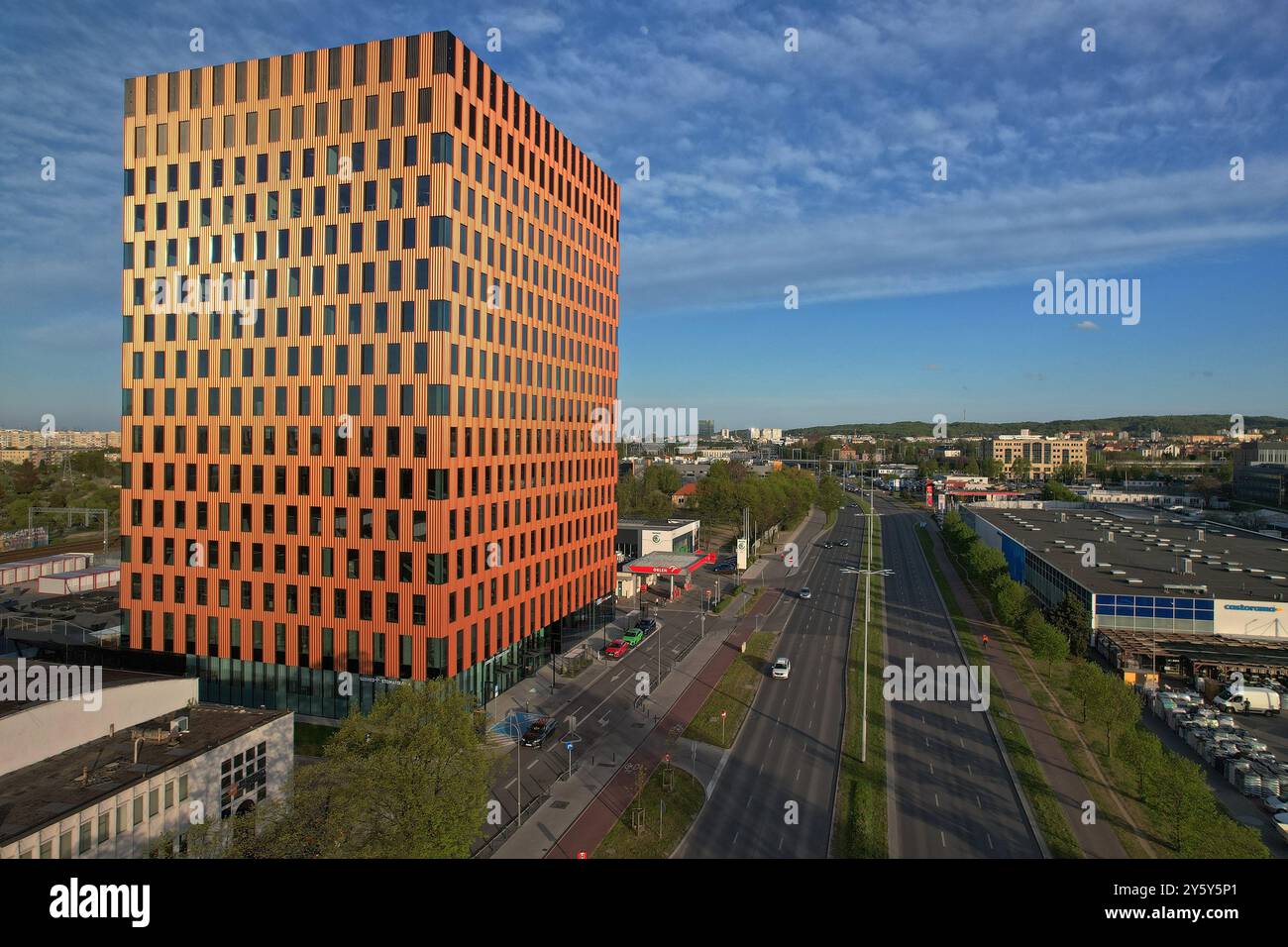 vue aérienne, ciel bleu, quartier des affaires, centre d'affaires, rues animées, voitures, infrastructure urbaine, urbanisme, nuages, zone commerciale, corporate off Banque D'Images