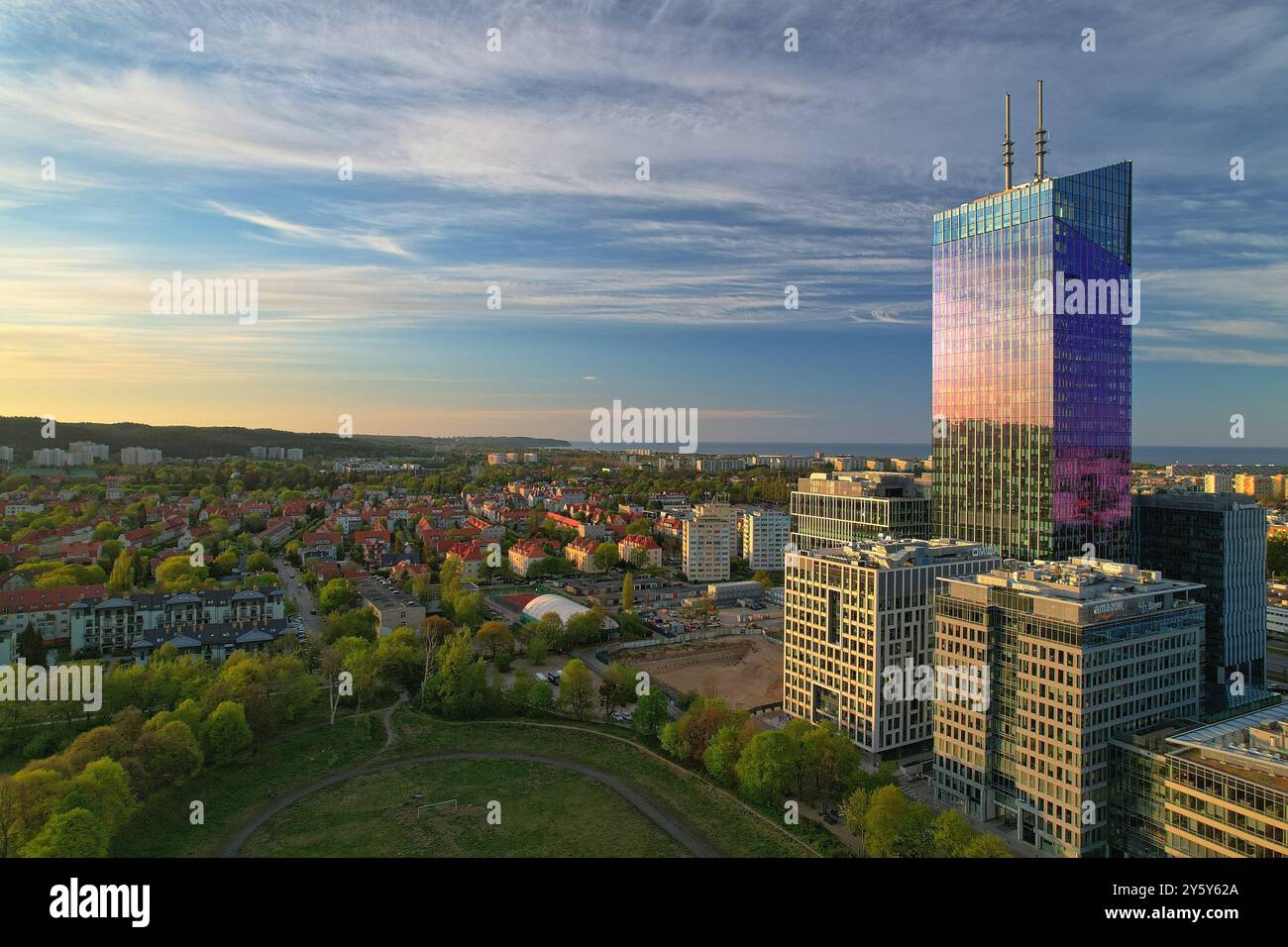 Drone vue sur Olivia Top Star de Gdańsk, le plus haut gratte-ciel, Business Hub et Serene Green Spaces au coucher du soleil Banque D'Images