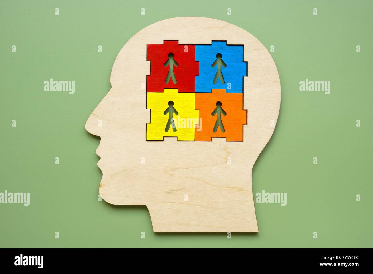 Modèle d'une tête avec des figures colorées à l'intérieur. Représente la diversité de pensée. Banque D'Images