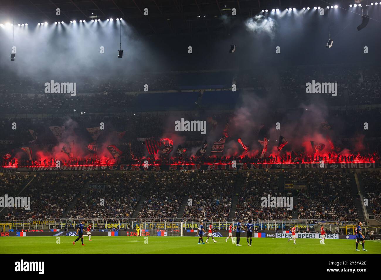 Milan, Italie. 22 septembre 2024. Les supporters de l'AC Milan célèbrent lors de la Serie A 2024/25 le match de football entre le FC Internazionale et l'AC Milan au stade Giuseppe Meazza. Scores finaux ; Inter 1 | 2 Milan. (Photo de Fabrizio Carabelli/SOPA images/Sipa USA) crédit : Sipa USA/Alamy Live News Banque D'Images